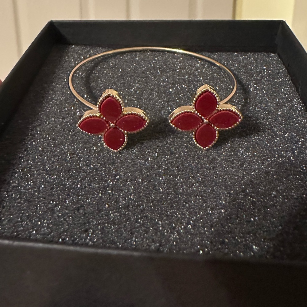 Flower Bracelets in gold tone. NWT - Picture 1 of 7